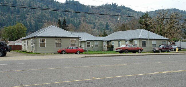 1625-1645 W Harvard Ave in Roseburg, OR - Building Photo - Building Photo