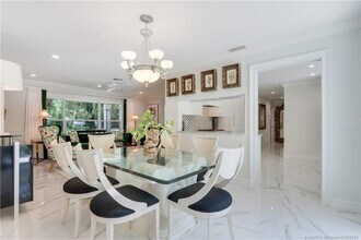 24 Emarita Way in Sewalls Point, FL - Foto de edificio - Building Photo