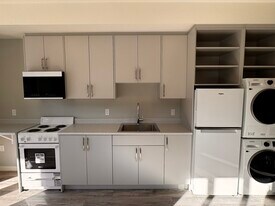 348 14th St in Courtenay, BC - Building Photo