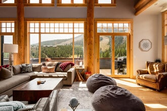 66 Mountain Loop Rd in Big Sky, MT - Foto de edificio - Building Photo