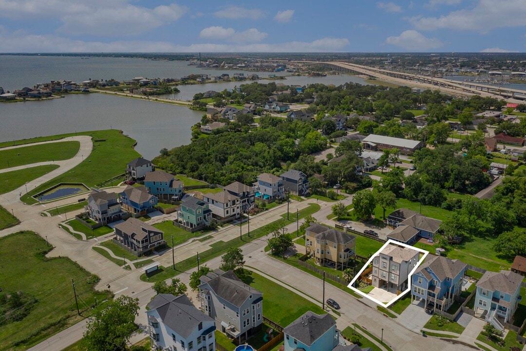1501 Ashley Ct in Seabrook, TX - Building Photo