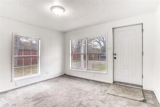 2402 N Winnetka Ave in Dallas, TX - Building Photo - Building Photo