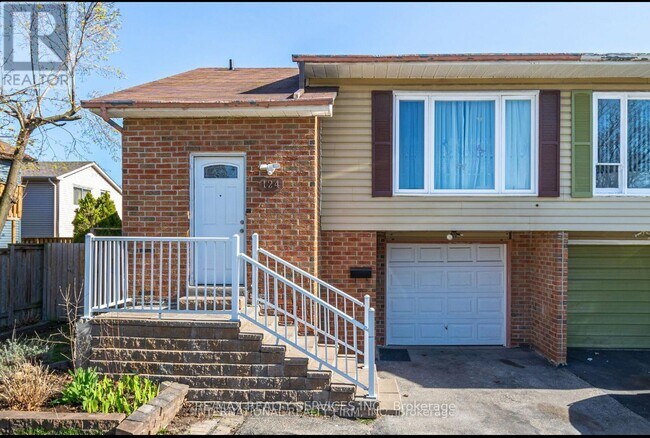 124 Courtleigh Square in Brampton, ON - Building Photo - Building Photo