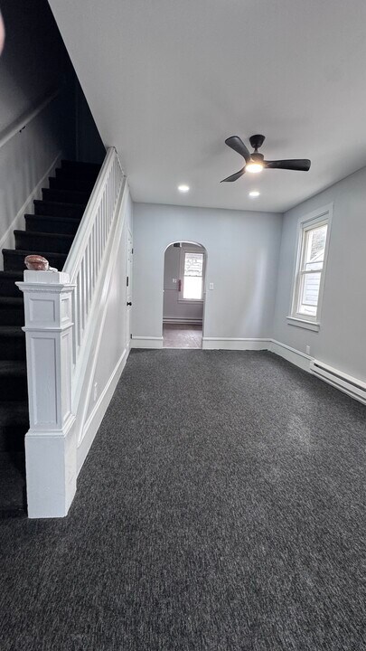 8 W Abbott St in Lansford, PA - Foto de edificio