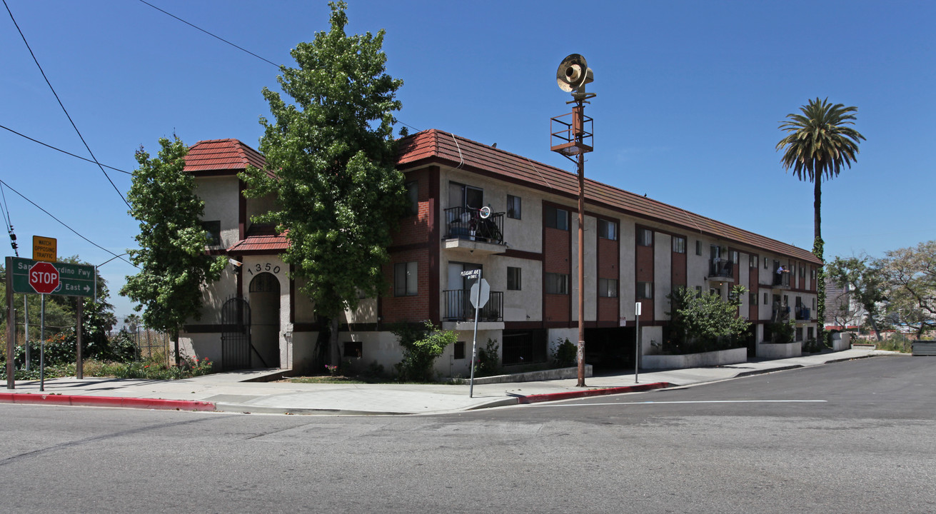 1350 Pleasant Ave in Los Angeles, CA - Foto de edificio