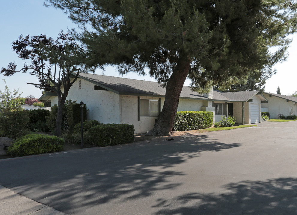 Peachwood Apartments in Clovis, CA - Building Photo