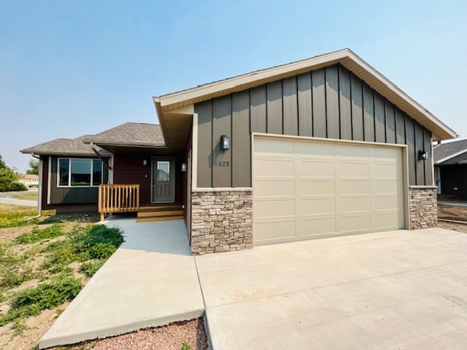 628 Rachel Ln in Box Elder, SD - Building Photo