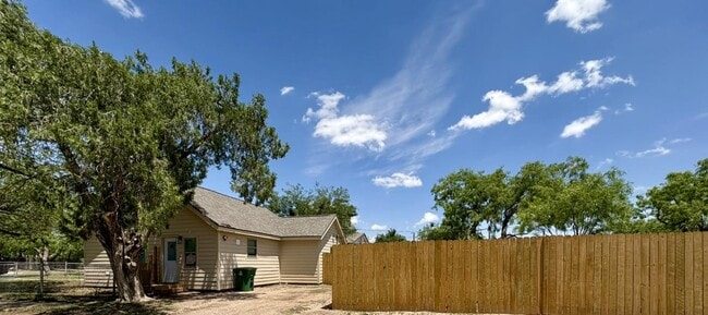 901 E 17th St in San Angelo, TX - Building Photo - Building Photo