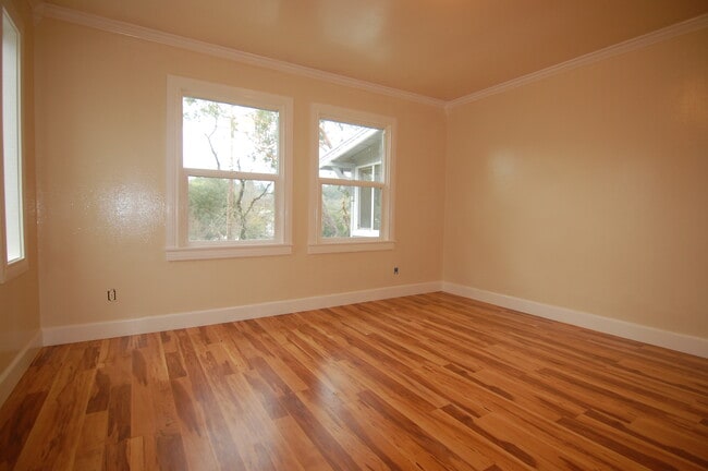 8492 Trenton Rd in Forestville, CA - Foto de edificio - Building Photo