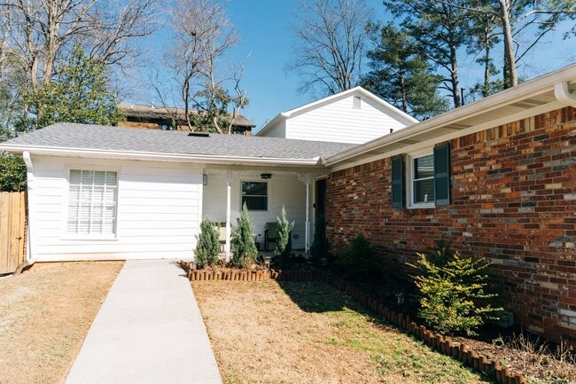 1215 Vista Valley Dr NE in Atlanta, GA - Building Photo - Building Photo
