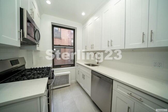 28-08 23rd Ave in Queens, NY - Foto de edificio - Building Photo
