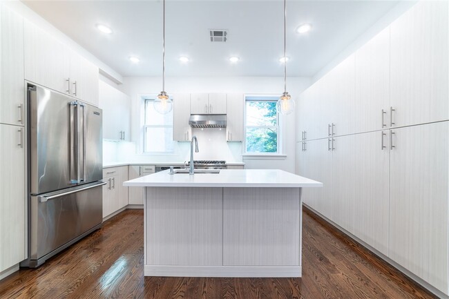 289 Pavonia Ave in Jersey City, NJ - Building Photo - Building Photo