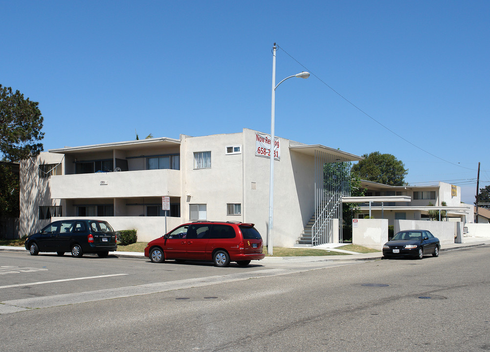 1301 Edgewood Way in Oxnard, CA - Building Photo