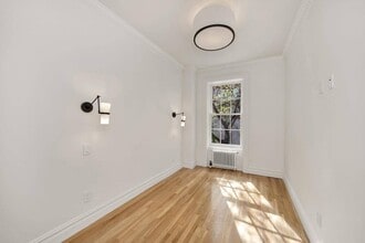 422 Hudson St in New York, NY - Building Photo - Building Photo