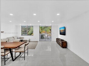 10000 W Bay Harbor Dr in Bay Harbor Islands, FL - Building Photo - Building Photo