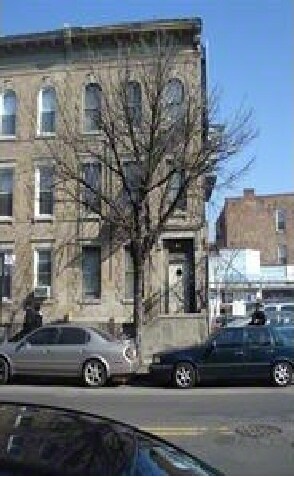 2331 Bedford Ave in Brooklyn, NY - Foto de edificio