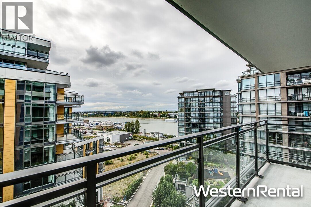 3200 Corvette Way in Richmond, BC - Building Photo