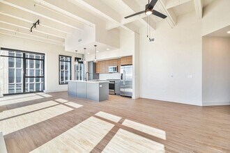 1801 Smith St in Houston, TX - Building Photo - Building Photo