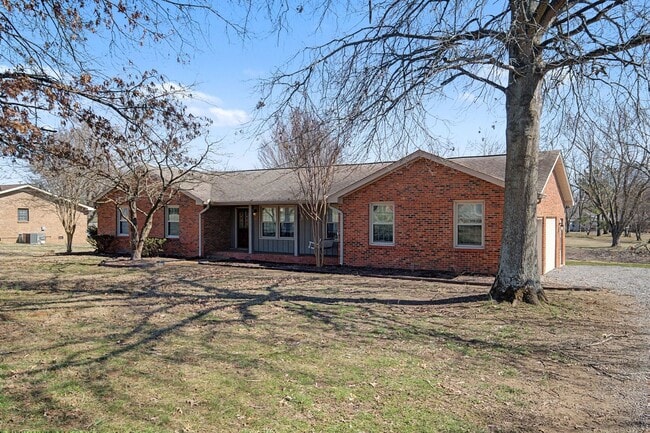 2707 Cages Bend Rd in Gallatin, TN - Building Photo - Building Photo