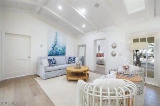 67 8th Ave S in Naples, FL - Foto de edificio - Building Photo
