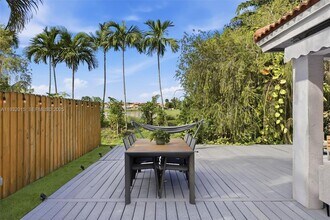 10246 NW 57th Ter in Doral, FL - Foto de edificio - Building Photo