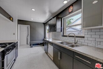 6044 Varna Ave in Los Angeles, CA - Building Photo - Building Photo