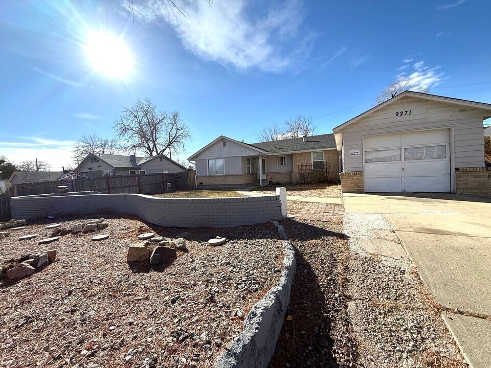 9271 Hoffman Way in Thornton, CO - Foto de edificio