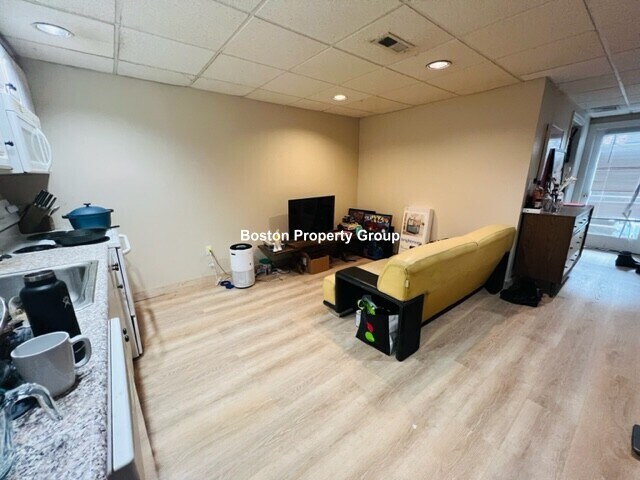 1693 Beacon St in Brookline, MA - Building Photo