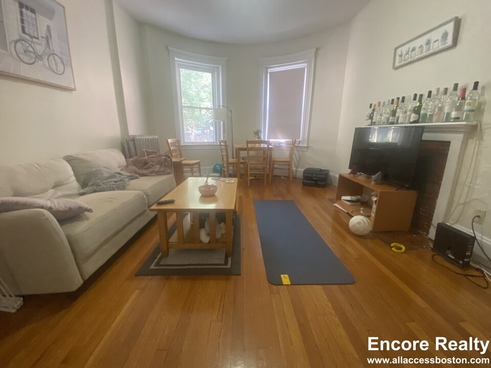1786 Beacon St, Unit 1A in Brookline, MA - Foto de edificio