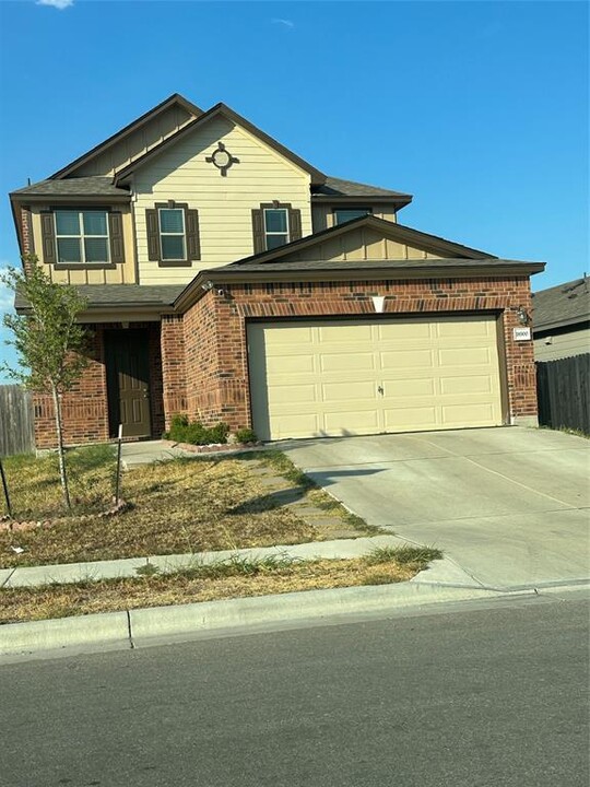 18900 Lady Bird Johnson St in Manor, TX - Foto de edificio