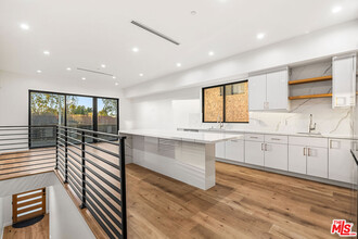 5120 1/2 Laurel Canyon Blvd in Los Angeles, CA - Foto de edificio - Building Photo