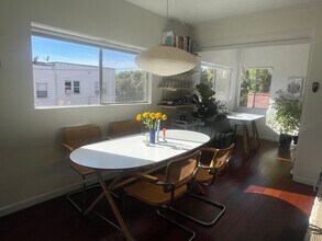 1323 S Mansfield Ave in Los Angeles, CA - Foto de edificio - Building Photo