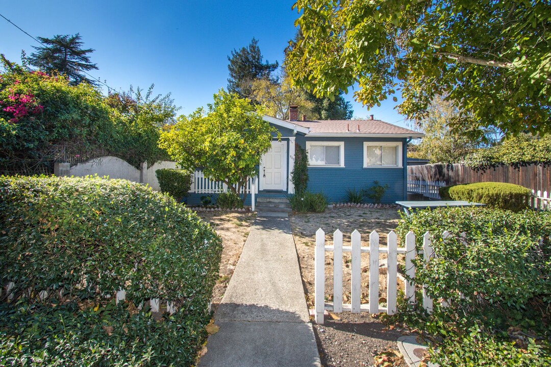 960 Hutchinson Ave in Palo Alto, CA - Foto de edificio