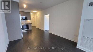 105-2105 Oneida Crescent in Richmond Hill, ON - Building Photo - Building Photo