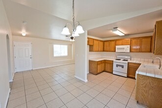 1300 Engelberg Dr in Bakersfield, CA - Building Photo - Building Photo