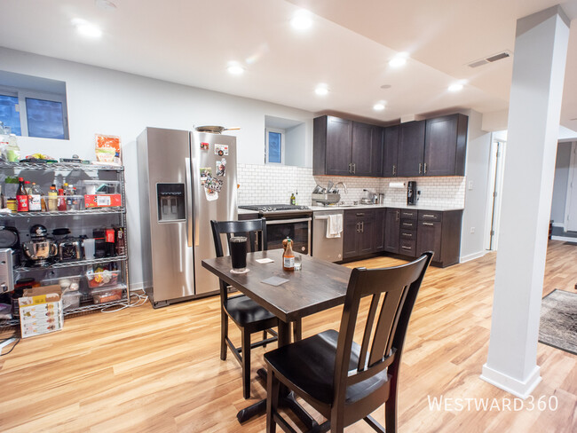 property at 2611 W Cortland St