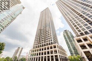 30 Elm Dr W in Mississauga, ON - Building Photo