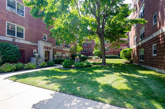 Discover Comfortable Living at Hampton Parkway in Evanston, IL - Building Photo - Building Photo