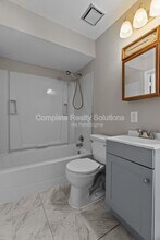 409 Caithness Rd in St. Louis, MO - Building Photo - Building Photo