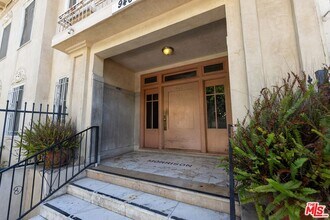 946 S Burlington Ave in Los Angeles, CA - Foto de edificio - Building Photo