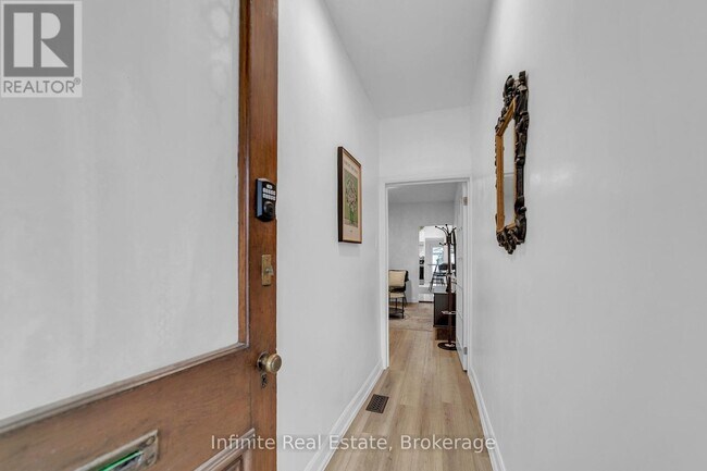 11 D'Arcy St in Toronto, ON - Building Photo - Building Photo