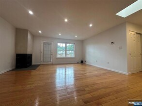 38 Garden Pl, Unit 133 in Edgewater, NJ - Building Photo - Building Photo