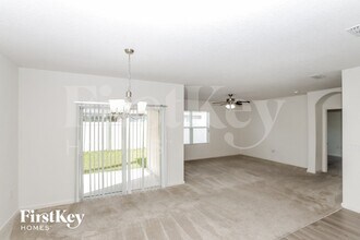 915 Newton Cir in Rockledge, FL - Foto de edificio - Building Photo