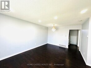 130 Earnscliffe Cir in Brampton, ON - Building Photo - Building Photo