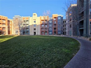 62 E Serene Ave in Las Vegas, NV - Foto de edificio - Building Photo