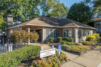 Canterbury Woods Apartments in Memphis, TN - Foto de edificio - Building Photo