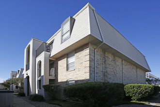 Armon Bay Apartments in Corpus Christi, TX - Foto de edificio - Building Photo