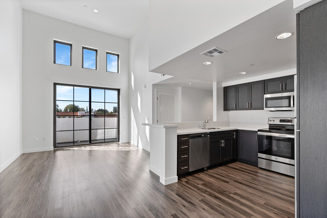 The Residences at 5020 in Sherman Oaks, CA - Building Photo - Building Photo