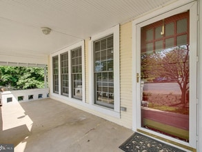 1542 Chain Bridge Rd in McLean, VA - Building Photo - Building Photo