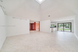 7320 SW 100th Ct in Miami, FL - Building Photo - Building Photo